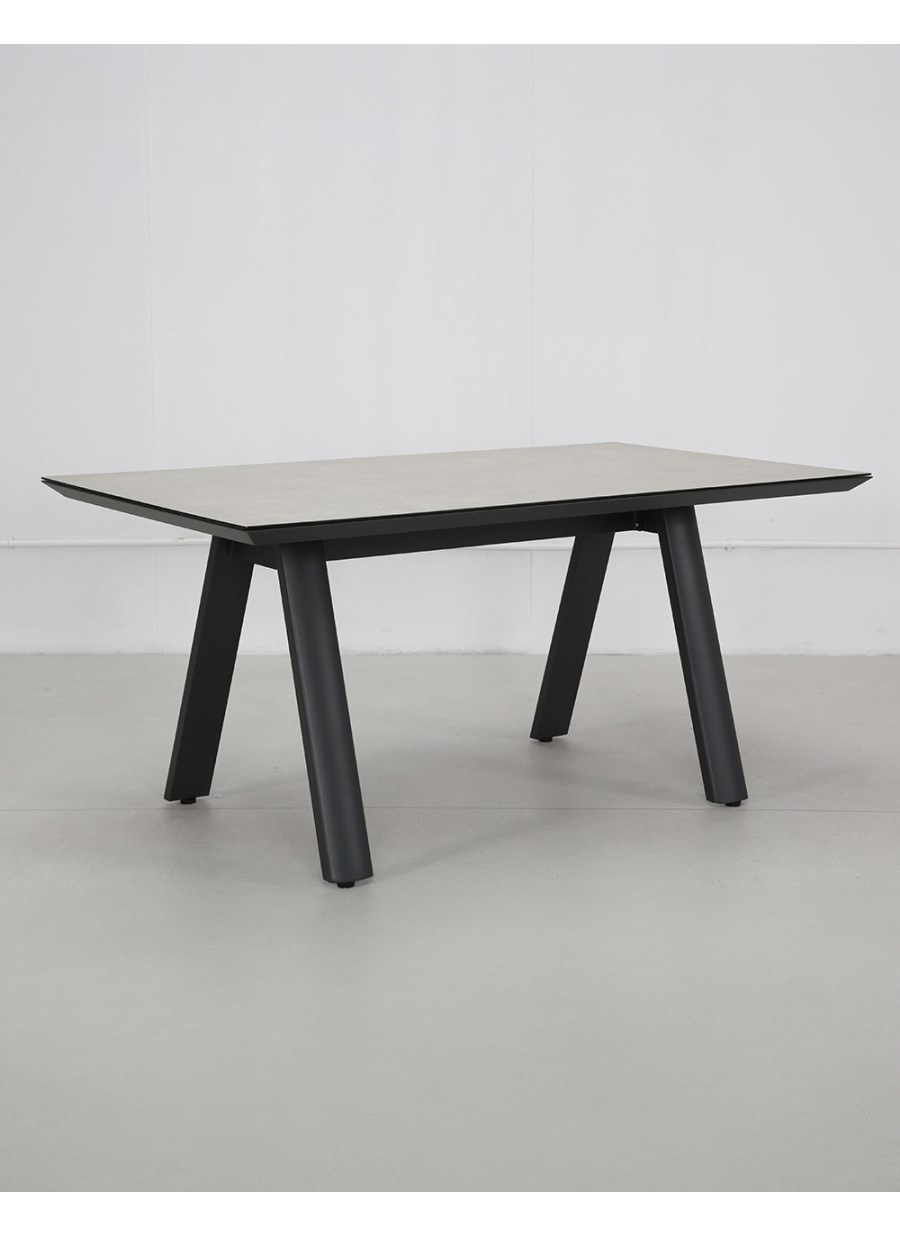 Mesa de Exterior Numa Comedor...