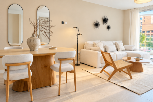 Interior elegante con espejo arqueado